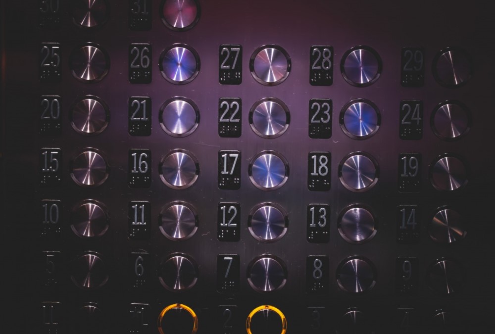 кнопки в многоквартирном лифте