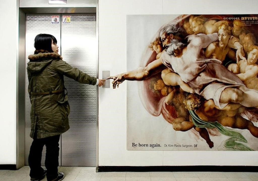 креативная реклама в лифте с произведением искусства