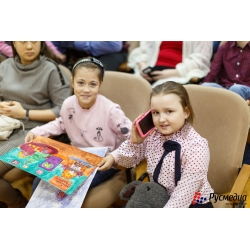 Торжественное награждение участников конкурса детского рисунка `Самый лучший Новый Год!`